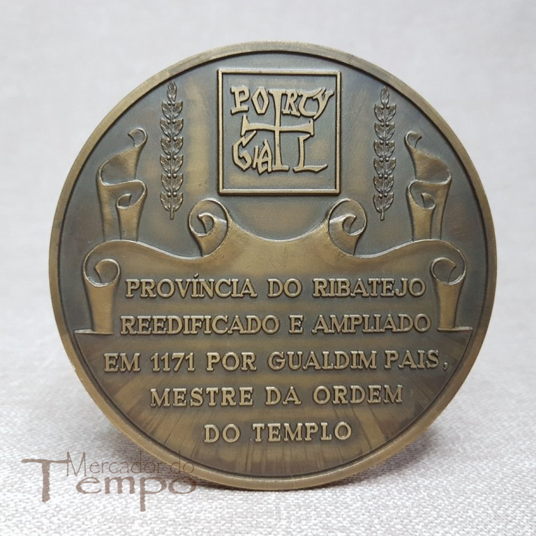 Medalha em bronze com o Castelo do Almourol. Assinada: José de Moura