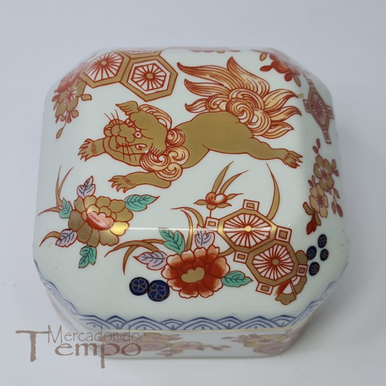 Caixa tampa oitavada porcelana Vista Alegre, decoração Samurai