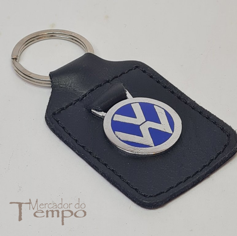 Porta-chaves em pele com Simbolo do “VW” Volkswagen esmaltado. 