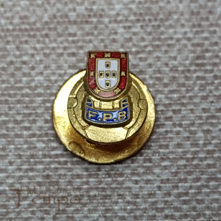 Pin / Abotoadeira antigo esmaltado da Federação Portuguesa de Basquetebol