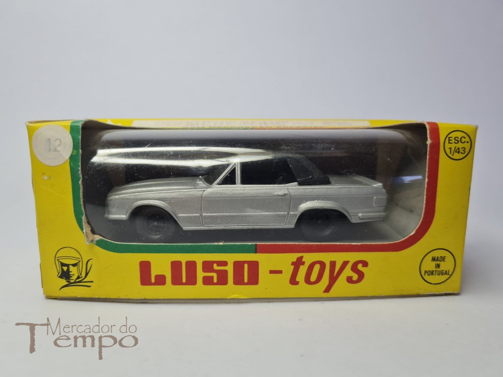 Miniatura 1/43 Luso-toys Mercedes, com caixa original.