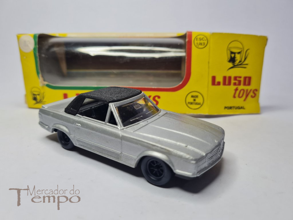 Miniatura 1/43 Luso-toys Mercedes, com caixa original. 