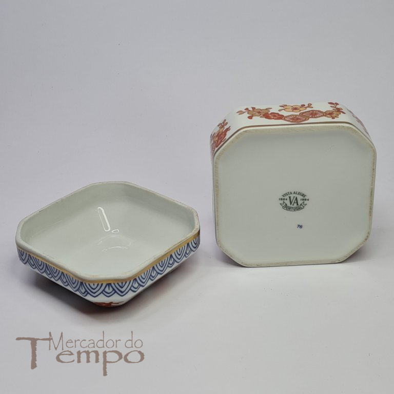 Caixa tampa oitavada porcelana Vista Alegre, decoração Samurai