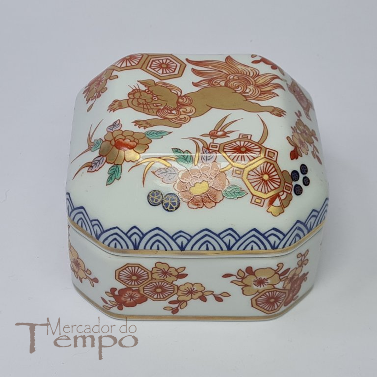 Caixa com tampa oitavada em porcelana da Vista Alegre, decoração Samurai