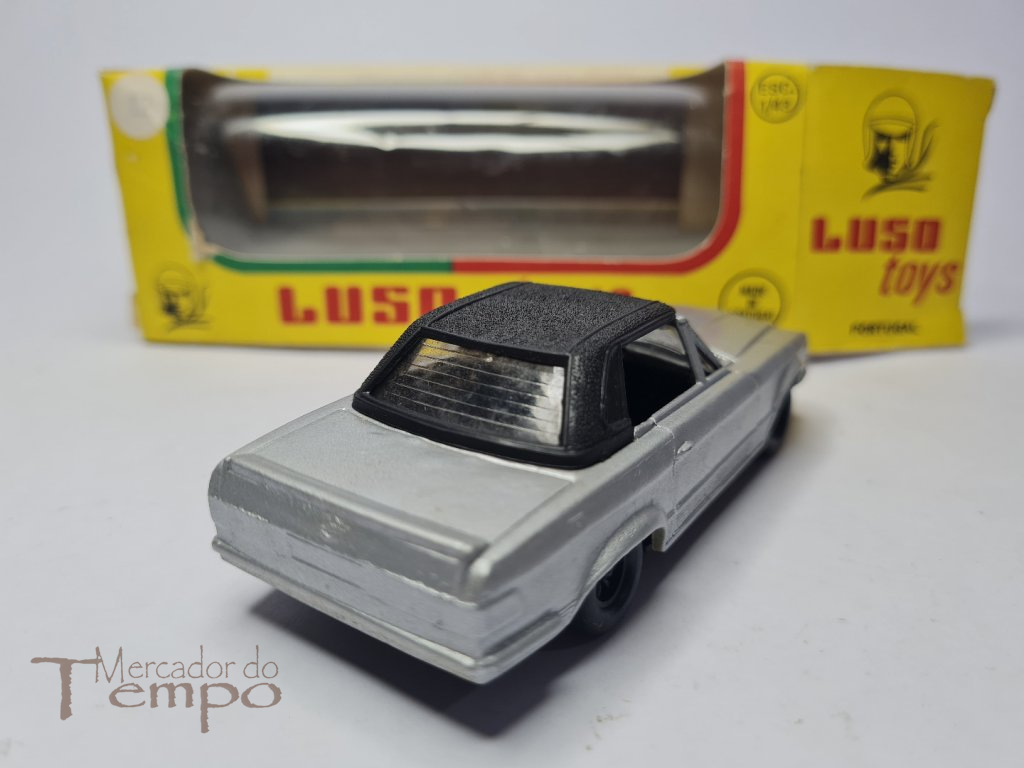 Miniatura 1/43 Luso-toys Mercedes, com caixa original. 